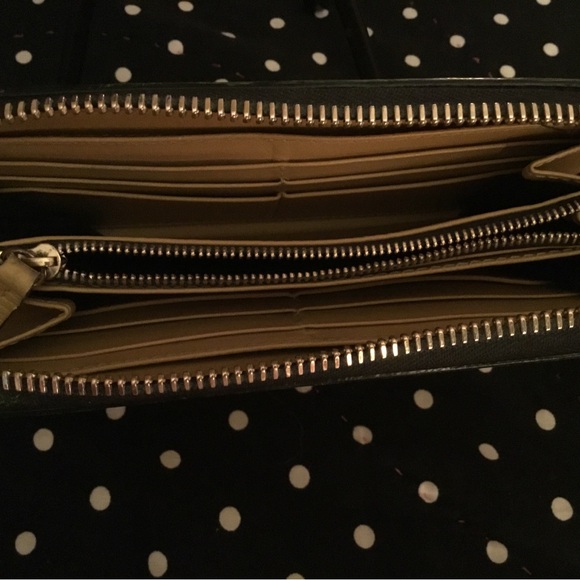 AUTHENTIC BURBERRY WALLET - Picture 8 of 13